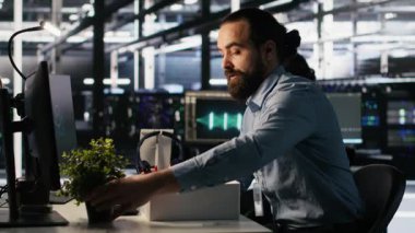 Üzüntülü veri merkezi çalışanı, yapay zeka tarafından değiştirildikten sonra iş yerinde kişisel eşyalarını topluyor. Programcı sunucu merkezindeki iş yerindeki eşyaları kaldırıyor, yapay zeka tarafından ateşleniyor, kamera A