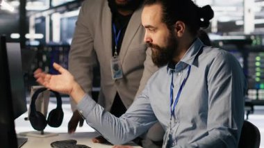 Sunucu odasındaki yapay zeka eğitim veri tabanlarını yöneten gözlemci. Afrika kökenli Amerikalı ekip lideri ve veri merkezinde mühendis nöral ağları destekleyen sistem operasyonları, kamera A