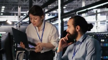 Veri merkezi yöneticileri birlikte çalışıyor, sinirsel ağ yazılım geliştirme konusunda işbirliği yapıyorlar. Takım çalışması sunucu merkezi iş yerinde yapay zeka teknolojisi uygulayan iş arkadaşları, kamera A