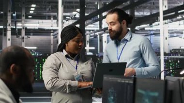 Veri merkezi mühendisleri yapay zeka işleme için kullanılan bıçak sunucularına bakım yapıyorlar. Bilgi işlem uzmanları makine öğrenme eğitimi için kullanılan veri merkezi dizilerini yönetir, kamera A