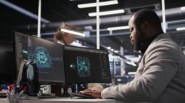 Veri Merkezi bilgisayar bilimcisi yapay zeka eğitimi ve çıkarım görevleri yapan sunucuları izliyor. Afrika kökenli Amerikan sunucu merkezi çalışanı, derin öğrenim deposunu yöneten bilgisayar sistemlerini denetliyor, kamera A