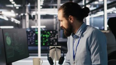 Çalışan, hacklenen ekipman sistemlerini onarmak için müdürden yardım istiyor. Stresli Veri Merkezi Yöneticisi bilgisayar ekranındaki casus yazılıma tepki veriyor, Acil Müdahale Protokolü başlatılıyor, Kamera A