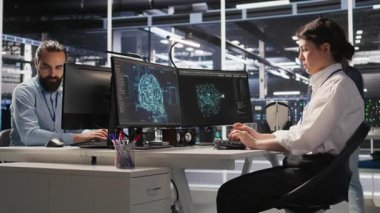 Veri merkezi geliştiricisi yapay zeka süper bilgisayarlarını nasıl geliştireceğini düşünüyor, sonuçtan memnun. Neşeli sunucu çiftliği bilişim uzmanı altyapı optimizasyonlarında beyin fırtınası yapıyor, kamera A