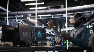 VR kulaklık takan bir veri merkezi çalışanı yapay zeka sinir ağı teknolojisi kullanıyor. Donanım güncellemek için yapay zeka programlama dili ve sanal gerçeklik kullanan sunucu tarım programcısı, kamera A