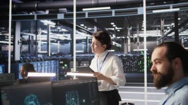 Veri Merkezi ekip lideri sinir ağlarını ve analitik iş akışını destekleyen sistem operasyonlarını denetliyor. Sunucu merkezi yöneticisi AI eğitim verilerini yöneten mühendislik ekibini izliyor, kamera A