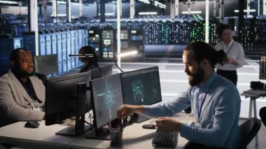 Veri merkezindeki mühendis, iş akışını düzene sokmak ve verimliliği artırmak için çalışma istasyonundaki masa ögelerini yeniden düzenliyor. Görevler sırasında verimliliği optimize etmek için masa başı nesneleri düzenleyen teknisyen, kamera A