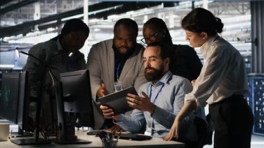 Veri merkezi sistem yöneticileri yapay zeka işleme için kullanılan süper bilgisayarlarda bakım yapıyorlar. Ekip, derin öğrenme eğitimi için kullanılan sunucu merkezi platformlarını yönetiyor, iş haritalarına bakıyor, kamera A