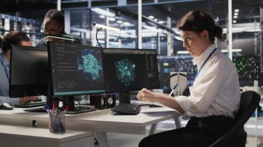 Sunucu odası yöneticisi pano tutuyor, sistem performans ölçümlerini değerlendirmek için prosedürleri takip ediyor. Veri merkezi çalışanı bakım onarım listesini inceliyor, ekipman üzerinde tanılama yapıyor, kamera A