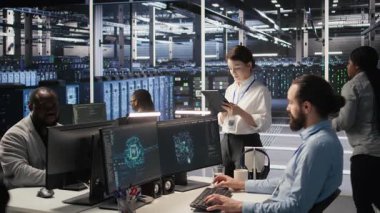 Veri merkezi teknisyen ekibi nöral ağ yazılım geliştirme üzerinde çalışıyor. Sunucu merkezi iş yerinde derin öğrenim yapay zeka teknolojisi uygulayan iş arkadaşları, kamera A