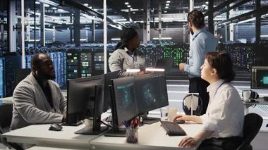 Veri merkezi mühendisleri yapay zeka işleme için kullanılan bıçak sunucularına bakım yapıyorlar. Bilgi işlem uzmanları makine öğrenme eğitimi için kullanılan veri merkezi dizilerini yönetir, kamera A