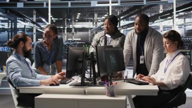 Veri merkezindeki mühendislik ekibi bakım sırasında yapay zeka otomasyonunu kullanıyor. Sunucu merkezi çalışanları beyin fırtınası yapıyor, donanım platformlarındaki derin öğrenme modellerini yapılandırıyor, kamera A