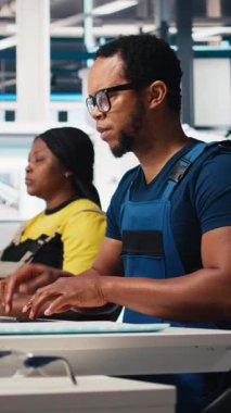 Dikey Video Mühendisi güneş enerjisi üretimini bir güneş enerjisi fabrikasındaki yüksek teknoloji üretim tesisinde izliyor. Uzman enerji verimliliğini ve ekipman performansını artırmak için verileri analiz ediyor