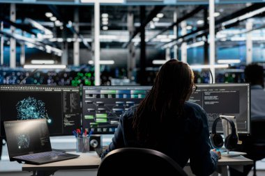 Veri merkezi programcısı otomatik tekrarlanan görevleri denetlemek için yapay zeka görsel programlama teknolojisi kullanır. Veri analizi grafiklerine dayalı altyapı platformlarını modifiye eden sunucu odası çalışanı