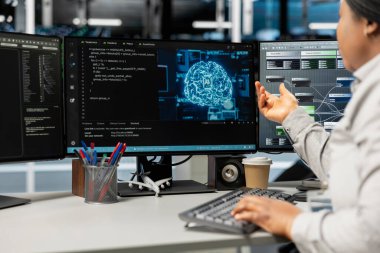 Sunucu odası uzmanı devre dışı kalmak için yapay zeka teknolojisi kullanıyor. İş yerindeki Afrikalı Amerikalı profesyonel Veri Merkezi dişlileri için yapay zeka güdümlü çözümler tasarlıyor ve uyguluyor