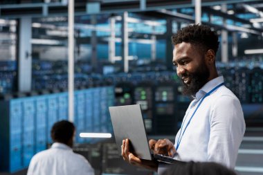 Jolly Veri Merkezi yazılım geliştirici sistem performansını dizüstü bilgisayarla takip ederek, darboğazları tanımlıyor. Neşeli sunucu çiftliği IT profesyonel sorun giderme arızaları, optimizasyonlar