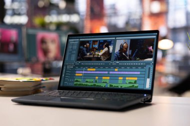 Bilgisayarında yaratıcı insanlar için bir video düzenleme yazılımı olan modern çalışma alanı, bilgisayar gelişmiş montaj teknikleriyle dolu boş bir masayı gösteriyor. Video çekimi sonrası prodüksiyon.