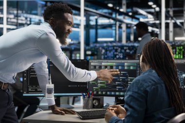 Veri merkezi bilgisayar bilimcileri makine öğrenme düğümleri sistemi kurup bilgi topluyorlar. Afrika kökenli Amerikalı işçiler sunucu tarım işlemlerini geliştirmek için nöral ağlar eğitiyorlar