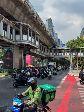 Bangkok, Tayland - 11 Kasım 2024: Tay metropolü şehir merkezinde her gün trafiğin yoğun olduğu saatlerde Bangkok 'ta trafik sıkışıklığı. Otobanda trafik ışıkları.