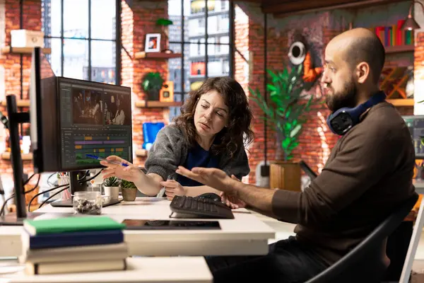 Video editörleri çifti, film yapımcılığı yazılımı kullanılarak video kliplerinde serbest çekim, düzenleme ve karıştırma için takım olarak çalışıyor. Yetenekli insanlar bir müzik videosu üzerinde çalışır..