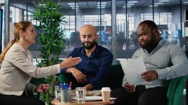 Hedef odaklı bayan patron toplantı sırasında telefona cevap veriyor, şirket gelişimini sağlamak ve iş ortaklarıyla başarı öyküsü yazmak için birden fazla iş yapıyor. Çeşitli profesyoneller. Kamera B.