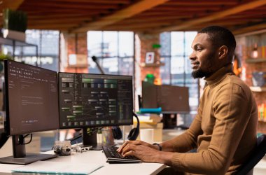 Gelişmiş yapay zeka algoritması kodlayan iyimser yazılım mühendisi ve otomasyonu geliştiren makine öğrenme modelleri. Yenilikçi Silikçi Silikon Vadisi işyerinde bilgisayar kullanan Jolly IT çalışanı