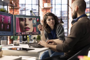 Profesyonel fotoğraf editörü yapay zeka sohbet robotu ve çift monitörlerde rötuş yazılımı ile etkileşime girer ve yüksek kaliteli görüntüler oluşturmak için makine öğrenme araçları kullanır. Otomasyonlu fotoğraf endüstrisi.