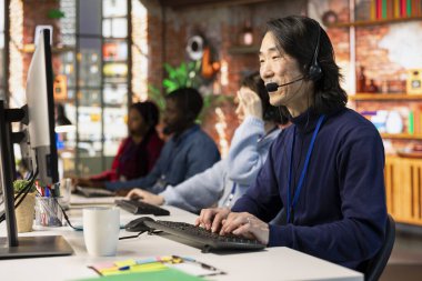 Ofisteki müşteri soruşturmaları, şikayetler ve destek talepleriyle ilgilenen merkezi ara. Müşterilere ürün veya hizmetlerle ilgili konularda yardımcı olan müşteri hizmetleri temsilcisi