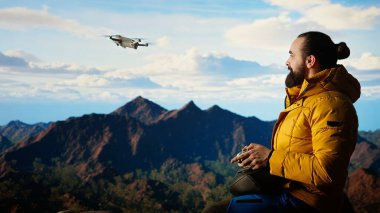 Tutkulu gezgin, aşırı yürüyüş macerasını akıllı telefonuyla kaydediyor ve panoramik bir görüntü yakalıyor. Video içeriği doğa ve teknolojiyi, vahşi doğayı çevrimiçi takipçilerle harmanlıyor. Kamera A.