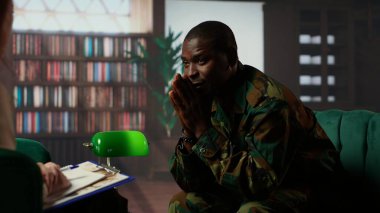 Siyahi silahlı kuvvetler savaşçısı terapi seansında travma ve kaygı ile karşı karşıya. Travma sonrası stres bozukluğu ve korku savaş sahnelerinden bahsediyor. Telaşlı asker savaş anılarını paylaşıyor. Kamera B.