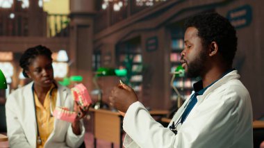 Diş hekimliği öğrencileri kütüphanede plastik insan çene modeli ile araştırma yaparak ağız hijyeni ve stomatoloji sınavlarına hazırlanıyorlar. Başarılı bir dişçilik kariyeri için araç gereç öğreniyorum. Kamera B.