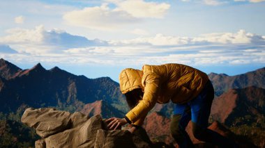 Tecrübesiz gezgin aşırı koşullarda dengesini kaybeder, düşerken dengesini korumak için mücadele eder. Uzak vahşi doğa güzellik sunuyor ama aynı zamanda ölümcül riskler ve pervasızlıklar da sunuyor. Kamera B.