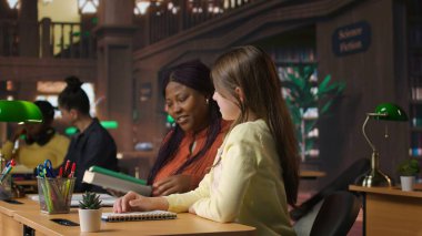 Öğretmen kütüphanedeki çalışma masasında uyuyan öğrencisini uyandırıyor, yorgun, aşırı uyarılmış liseli kızla özel dersler veriyor. Profesör yorgun öğrencisine akıl hocalığı yapıyor. Kamera A.