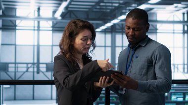 Veri merkezindeki bilgisayar bilimcileri felaket kurtarma planlarını geliştirmek için tablet kullanıyorlar. Sunucu çiftliğindeki bilişim uzmanları arıza senaryolarını tartışıyor, test ediyor, bozulmalar sırasında verileri koruyor, kamera A