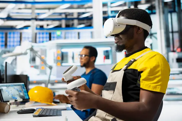 Fotovoltaik tesisi uzmanı alternatif enerji jeneratörlerinin modellerini yapmak için VR teknolojisini kullanıyor. Güneş panelleri fabrika erkek çalışanı sanal gerçeklik teçhizatı kullanarak güvenli güneş hücreleri inşa ediyor.