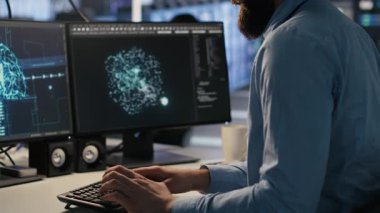 Sunucu odasında yorgun bir bilgisayar bilimcisi sinirsel ağ çıktılarını inceliyor, zihinsel yorgunluk çekiyor. Stresli veri merkezi bilişim uzmanı AI LLM görselleştirme, kamera A