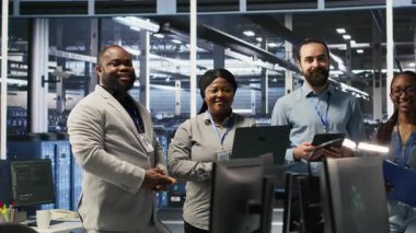 Happy Veri Merkezi Mühendislik Ekibi üyeleri sinirsel ağ yazılım geliştirme konusunda işbirliği yapıyor. Gülümseyen sunucu merkezi iş yerinde makine öğrenme teknolojisi uygulayan iş arkadaşları, kamera A