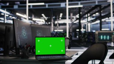 Yapay zeka modeli konuşlandırmasında kullanılan veri merkezindeki bilgisayar ve dizüstü bilgisayar. Sunucu çiftliğindeki izole ekran cihazları yapay zeka çevre tanılarını oluşturmak için kurulmuş