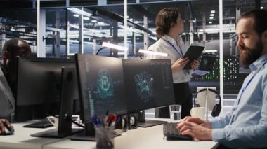 Veri bilimcilerinin nöral ağ algoritmasını incelediği sunucu merkezi denetleyicisi. Yapay zeka altyapı ortamındaki performans panellerini inceleyen yönetici, kamera A