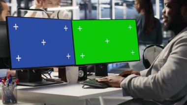 Veri merkezi yazılım geliştiricisi izole ekran PC kullanarak donanımı denetliyor, bakım görevleri yapıyor. Sunucu odası bilişim uzmanı model bilgisayar kullanıyor, sistem kontrolü yapıyor, kapatıyor