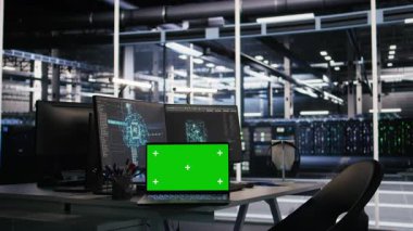 Yapay zeka sistemi izleme ve performans takibi için kullanılan yüksek teknoloji veri merkezi çalışma alanındaki Chroma anahtar defteri ve bilgisayarlar. Bilgisayar işlemlerinde yer alan sunucu raflarını denetleyen Mockup defteri