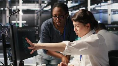 Veri merkezi teknisyenleri sunucu donanımını ayarlıyorlar. Yapay zeka işleme operasyonlarına güç sağlıyorlar. İş arkadaşları sunucu dizilerini denetleyerek eğitim veri tabanlarını, altyapıyı ve kamera A 'yı kontrol ederler.