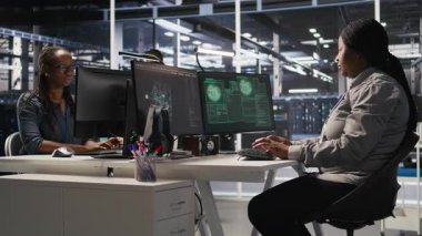 Veri merkezindeki paniklemiş sistem yöneticisi PC ekranındaki casus yazılım uyarısına tepki veriyor, acil müdahale protokolü başlatılıyor. İşçi hacklenen ekipman sistemlerini tamir etmeye çalışıyor, kamera A