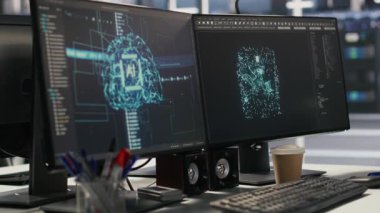 Veri merkezindeki yapay zeka yapay zeka geliştirme çalışma istasyonunu çift monitörle kapatın. Sinir ağı algoritmalarının performansını ve el kamerasının görüntüsünü izlemek için kullanılan sunucu odası bilgisayarları