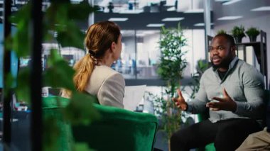 Şirket stratejisi üzerinde işbirliği yapan çok ırklı iş ekibi, büyüme sağlamak için yönetici becerileri ve öngörüyü uyguluyor. Veri analizi ve araştırma yoluyla gelecekteki yatırımları planlamak. Kamera A.