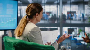 Şirket stratejisi üzerinde işbirliği yapan çok ırklı iş ekibi, büyüme sağlamak için yönetici becerileri ve öngörüyü uyguluyor. Veri analizi ve araştırma yoluyla gelecekteki yatırımları planlamak. Kamera B.