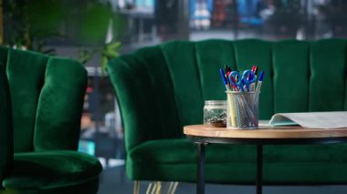 İş lobisinde, cam elementler ve üst düzey mobilyalarla dolu, ofis hayatı için düzenlenmiş ve toplantıları ve kurumsal kültürü destekleyecek şekilde yapılandırılmış parlak, modern bir yönetim kurulu odası var..