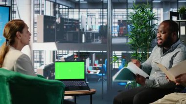 Fotokopi alanı ekranıyla bir toplantıya katılan hedef odaklı profesyoneller, küresel kalkınma ve liderlik becerilerine odaklanıyorlar. Araştırma ve iş sezgileri. Kamera B.