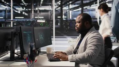 Neşeli veri merkezi yönetimi sinirsel ağ geliştirme yazılımını tamamladıktan sonra memnun oldu. Sabit altyapı performansını gördükten sonra gülümseyen neşeli sunucu merkezi bilişim uzmanı, kamera A