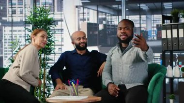 Çeşitli iş adamları toplantılarını bitirip fotoğraf çekiyorlar, sosyal medya platformunda yer almalarını sağlıyorlar ve verimli bir şirket ortaklığının başlangıcını kutluyorlar. Kamera B.