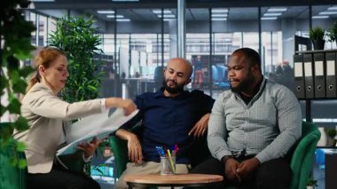 Kurumsal profesyoneller yönetim kurulundaki küresel pazar eğilimlerini tartışıyor, uzmanlık ve performans ölçümlerini paylaşıyorlar. Planlama ve güçlü liderlik becerileri ile bir başarı hikayesi inşa etmek. Kamera B.